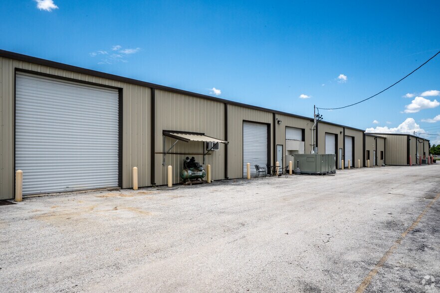 More Photos Of 4455 Ulmerton Rd, Clearwater Warehouse For Lease