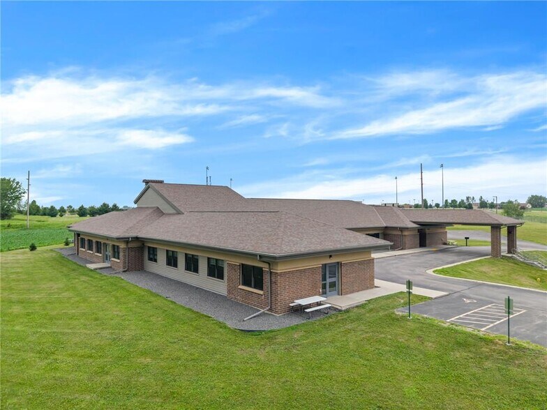 More Photos Of 1004 N Loeffler Ave, Caledonia Medical For Sale