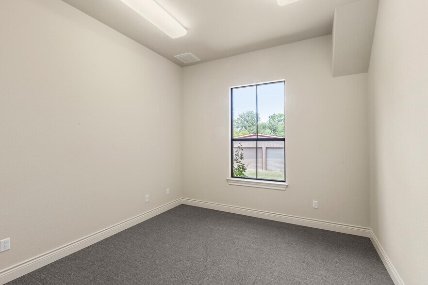 More Photos Of 105 Applewood Dr, Cedar Creek Office For Sale