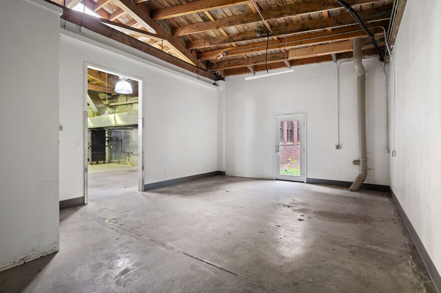 More Photos Of 1632 NW Thurman St, Portland Showroom For Lease