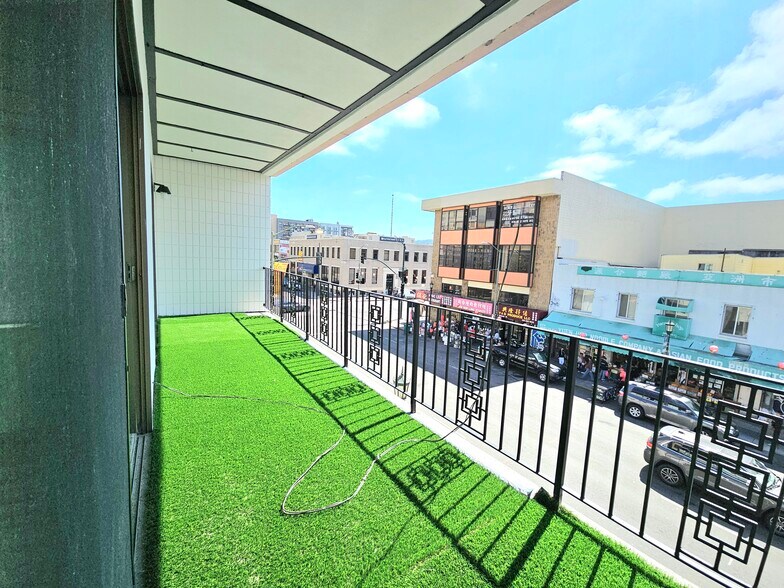 More Photos Of 823 Webster St, Oakland Storefront Retail Residential For Sale