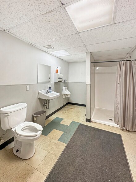 More Photos Of 4015 11th Ave SE, Minot Service For Sale