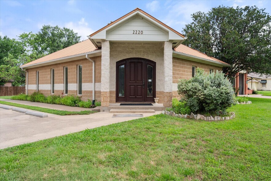 Primary Photo Of 2220 W 2nd Ave, Corsicana Office For Sale