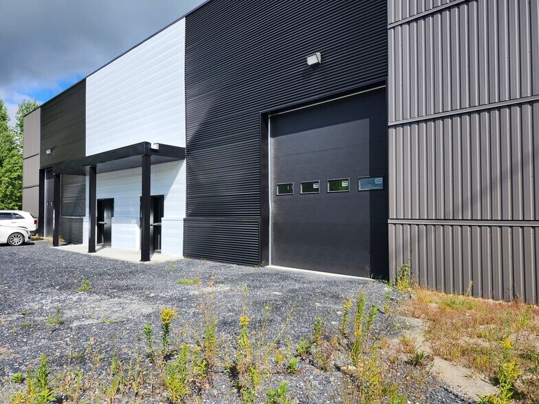 More Photos Of 425 Rue Yamaska, Waterloo Warehouse For Sale