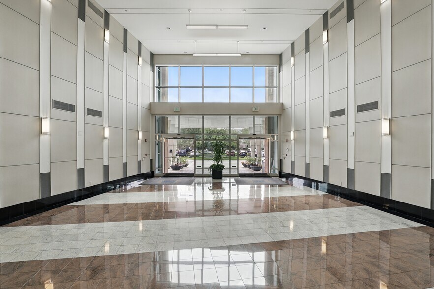 More Photos Of 1800 Pembrook Dr, Orlando Office For Sale