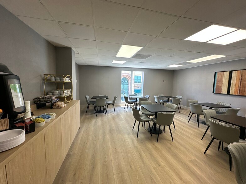 More Photos Of 1925 Harrison St, Hollywood Hotel For Lease