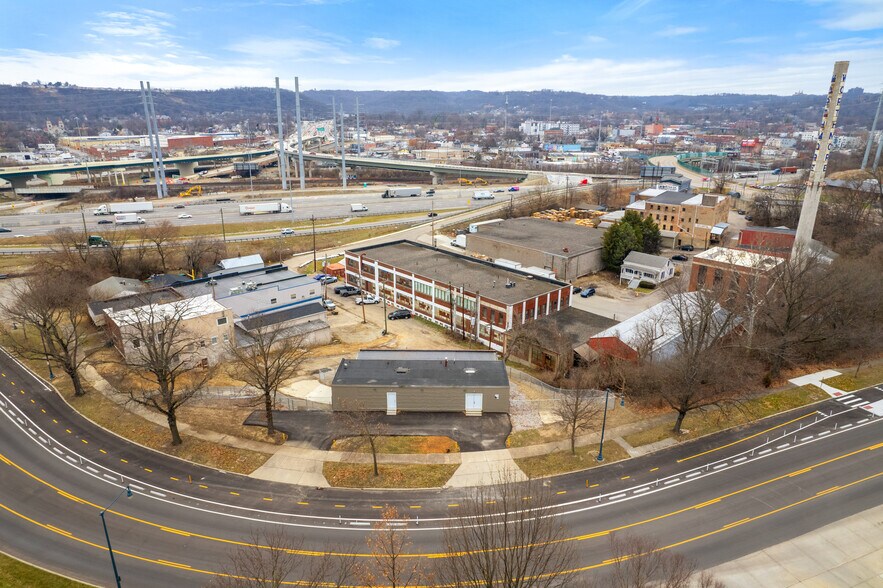 More Photos Of 3665 Central Pky, Cincinnati Warehouse For Sale