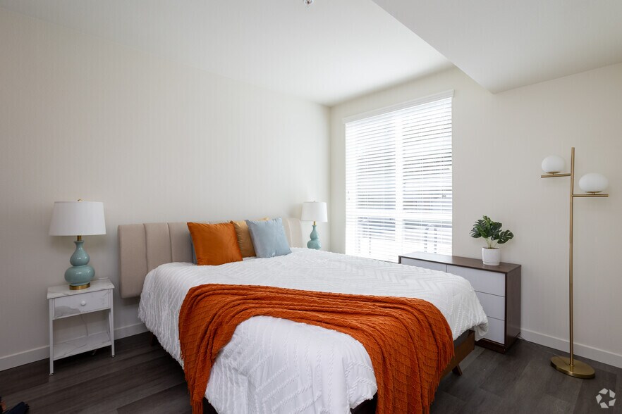 More Photos Of 10555 Bloomfield St, Toluca Lake Apartments For Sale