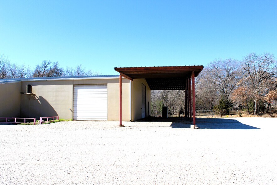 More Photos Of 1810 Barnett Dr, Weatherford Warehouse For Lease