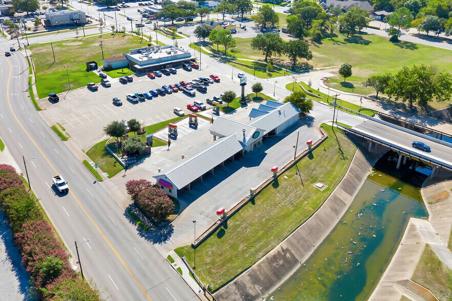 More Photos Of 525 W Irving Blvd, Irving Carwash For Sale