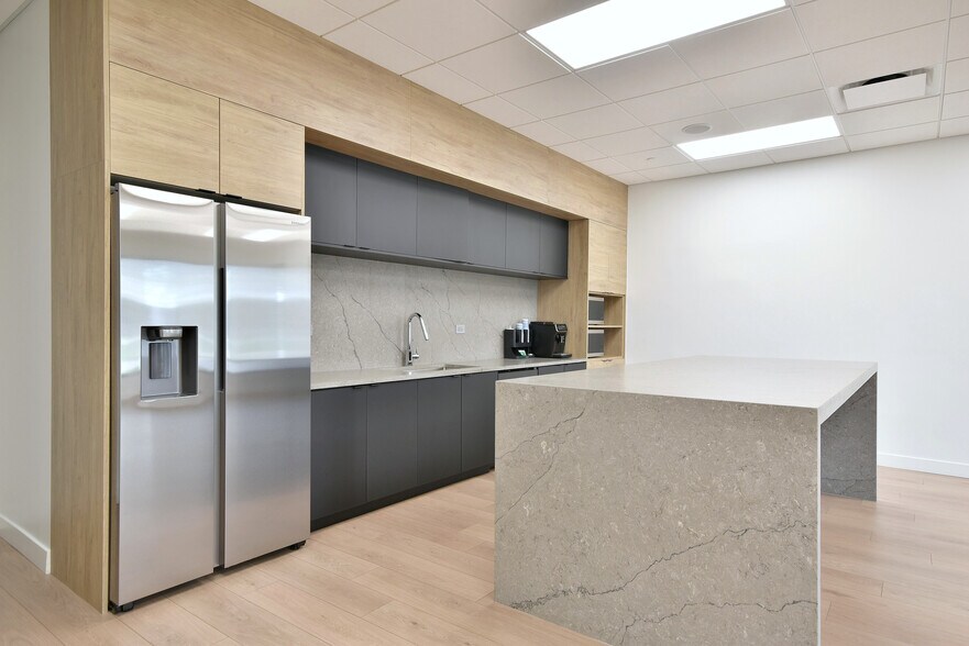 More Photos Of 6363 W 73rd St, Bedford Park Manufacturing For Lease