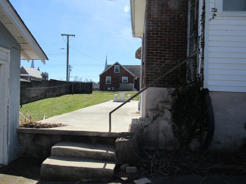 More Photos Of 202 W Morford St, McMinnville General Retail For Sale