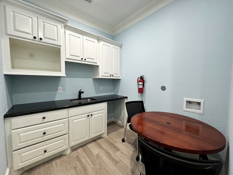 More Photos Of 12254 Queenston Blvd, Houston Medical For Sale