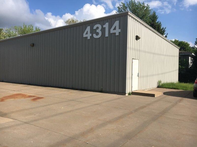More Photos Of 4314 7th St, Moline Warehouse For Sale