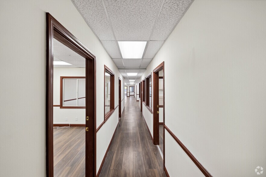 More Photos Of 21250 Califa St, Woodland Hills Research And Development For Lease