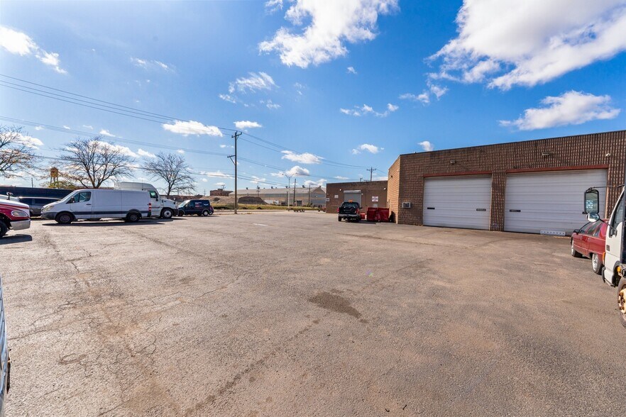 More Photos Of 5944 W 65th St, Chicago Service For Sale