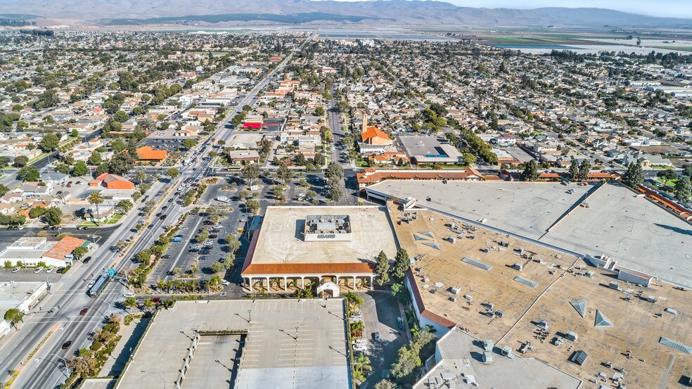 More Photos Of 200 Town Ctr E, Santa Maria Department Store For Lease