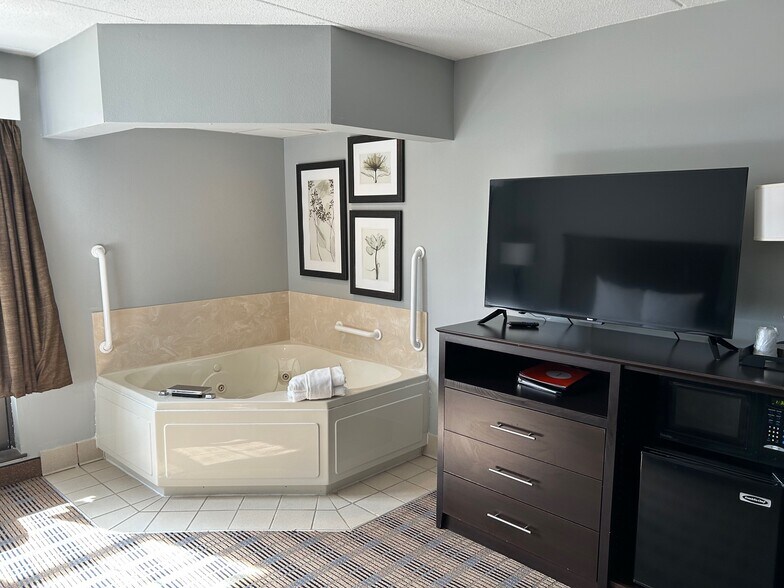 More Photos Of 222 W 2nd St, Ottumwa Hotel For Sale