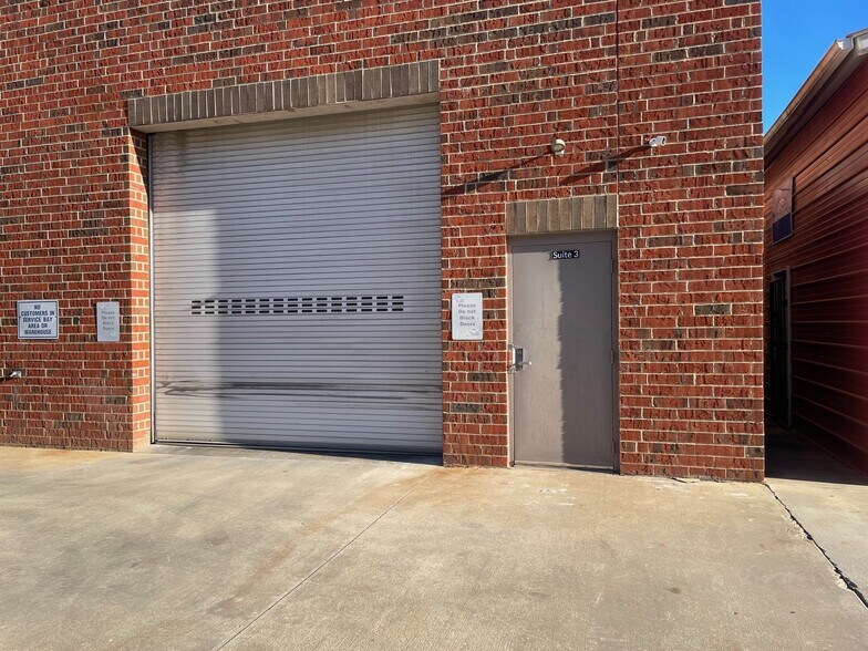 More Photos Of 11128 Business Ln, Charlotte Light Distribution For Lease