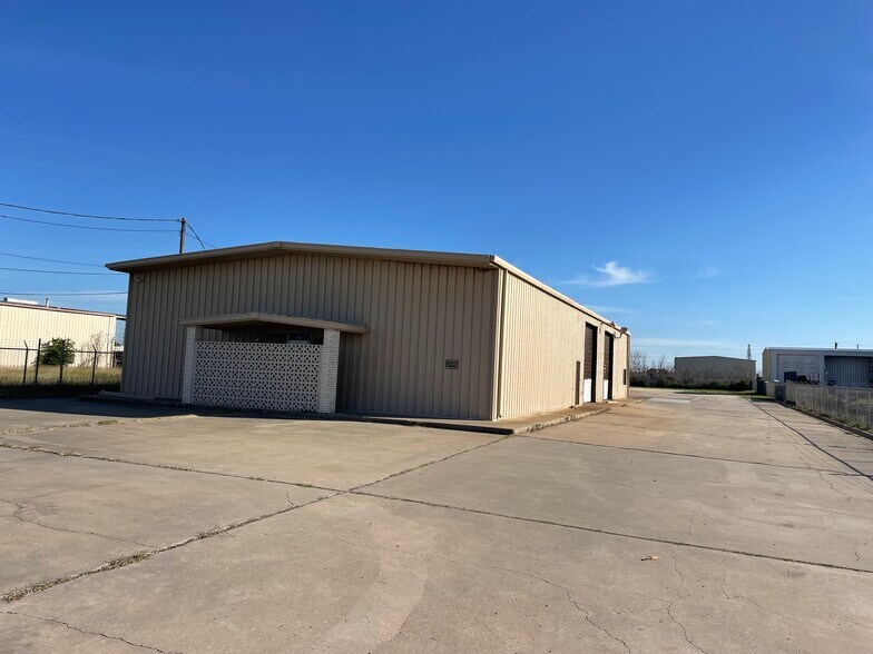More Photos Of 6654 Leopard St, Corpus Christi Warehouse For Sale