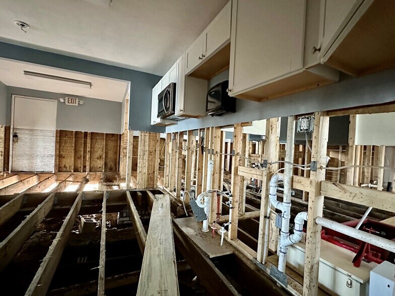 More Photos Of 490 2nd St, Cedar Key Office For Sale