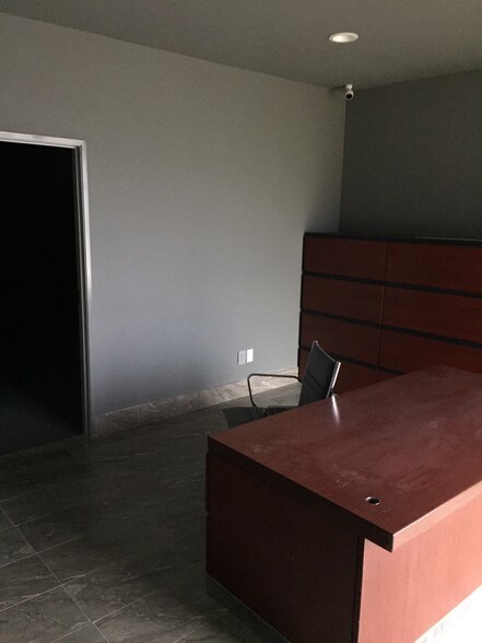 More Photos Of 11252 Goodnight Ln, Dallas Light Manufacturing For Sale