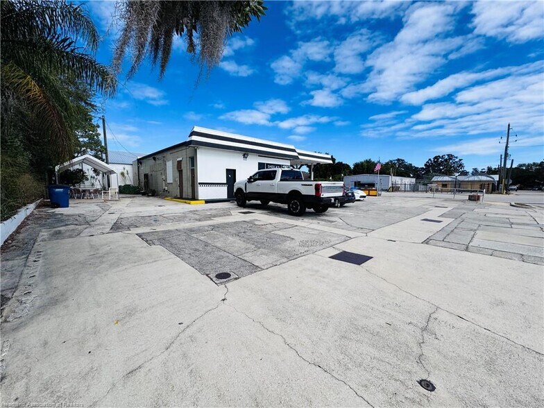 More Photos Of 407 N Ridgewood Dr, Sebring Convenience Store For Sale
