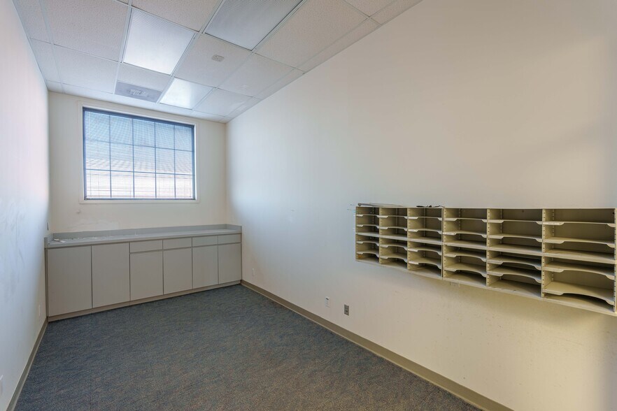 More Photos Of 415 Franklin D Roosevelt Dr, Muscle Shoals Office For Lease