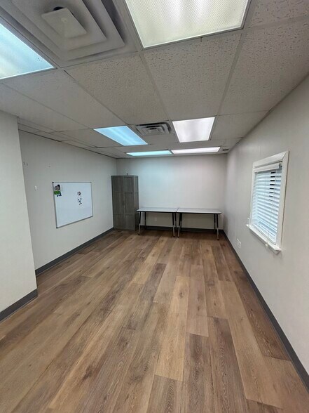 More Photos Of 100 Van Worth St, Mansfield Freestanding For Lease