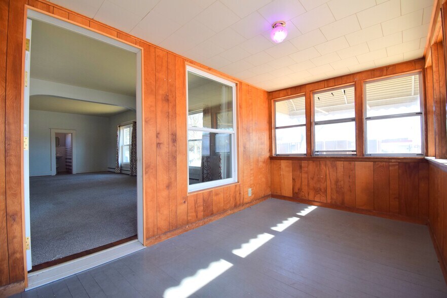More Photos Of 102 N Park St, Sesser Restaurant For Sale