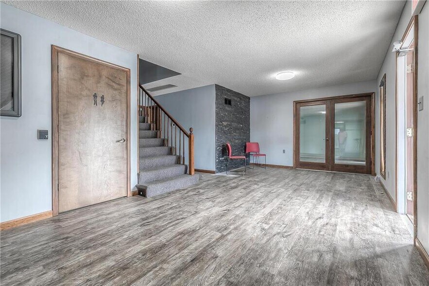 More Photos Of 4 W Monroe St, Buckner Office For Lease