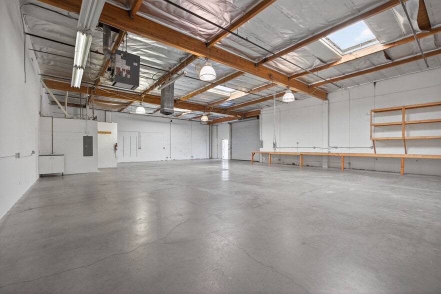 More Photos Of 6085 King Dr, Ventura Manufacturing For Sale