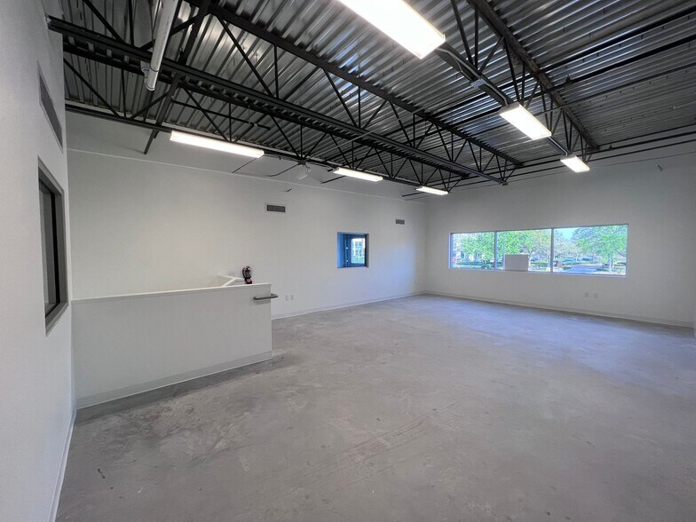 More Photos Of 8340 Southpark Cir, Orlando Flex For Lease