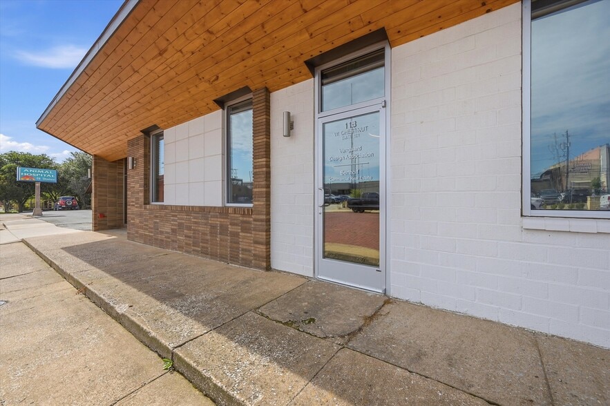 More Photos Of 118 W Chestnut St, Denison Office For Sale