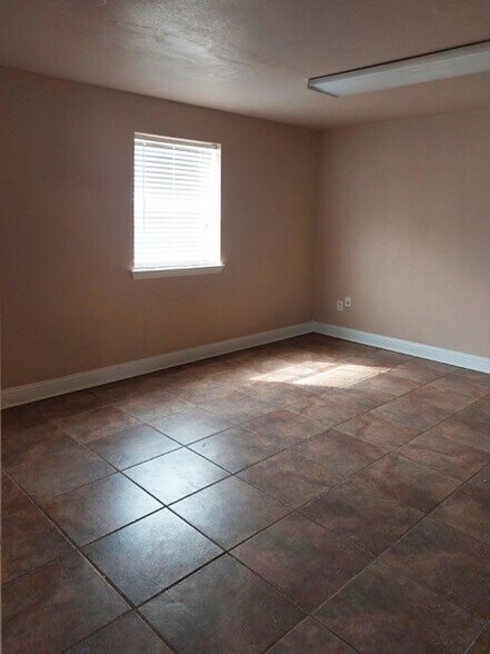 More Photos Of 5103 Estes Pky, Longview Self Storage For Lease