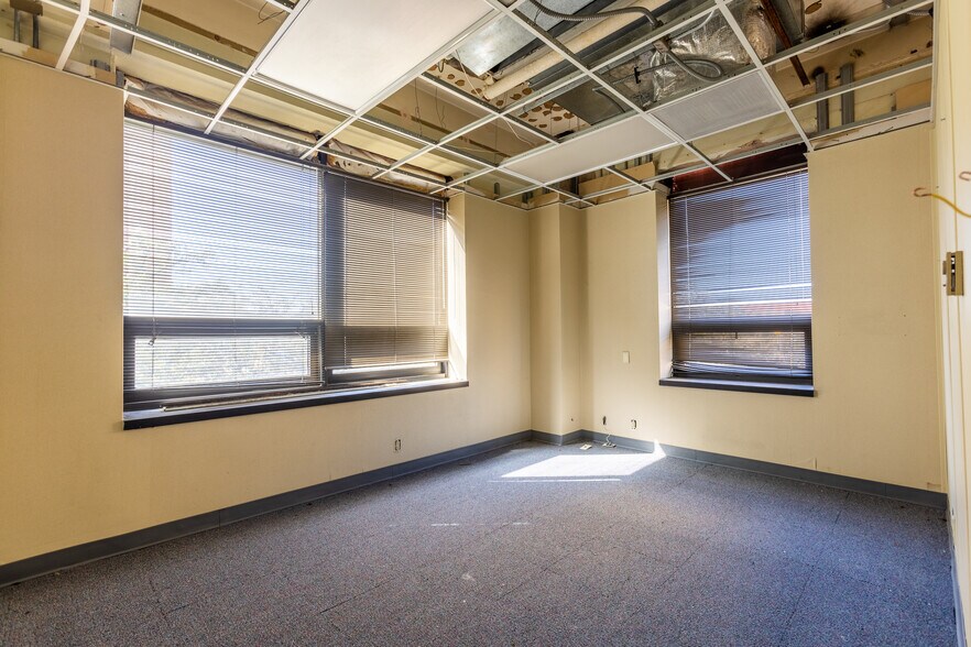 More Photos Of 301 Cypress St, Abilene Office For Sale