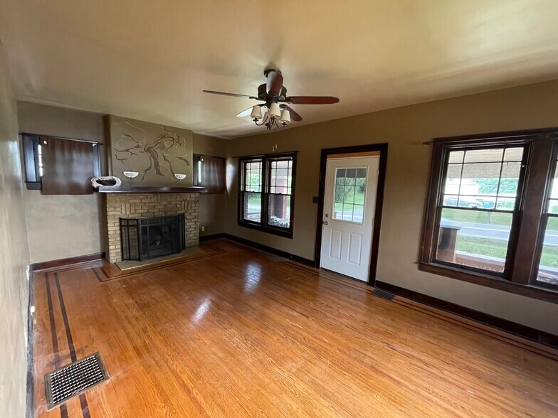 More Photos Of 6310 Highway 329, Crestwood Office For Lease