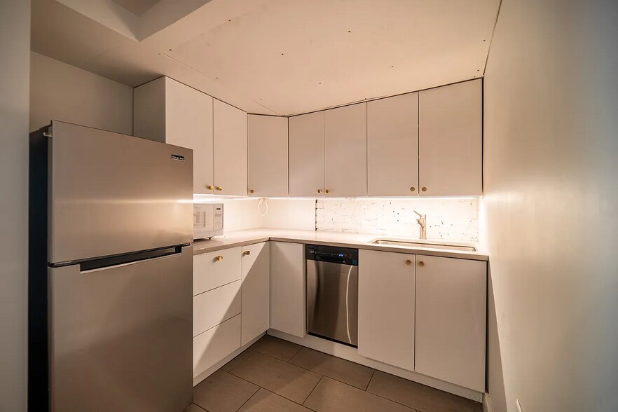 More Photos Of 111 W 17th St, New York Storefront Retail Office For Sale