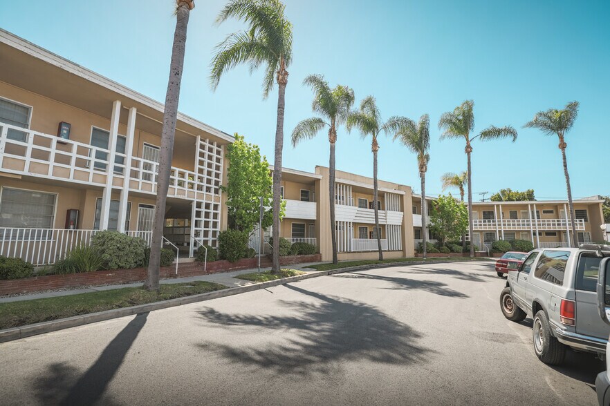 Primary Photo Of 10340-10360 Bellwood Ave, Los Angeles Apartments For Sale