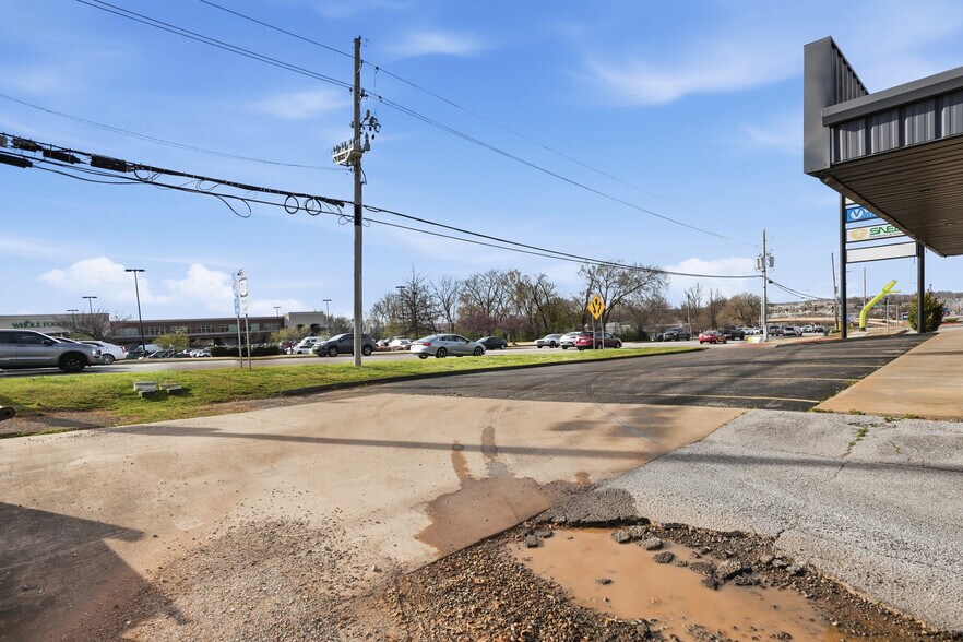More Photos Of 3416-3422 N College Ave, Fayetteville Unknown For Lease