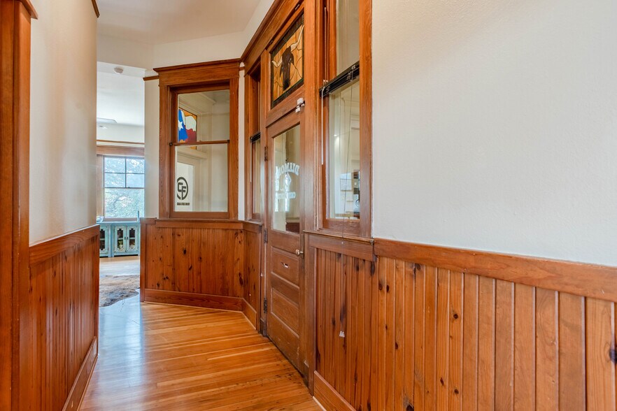 More Photos Of 131 E Exchange Ave, Fort Worth Office Residential For Lease