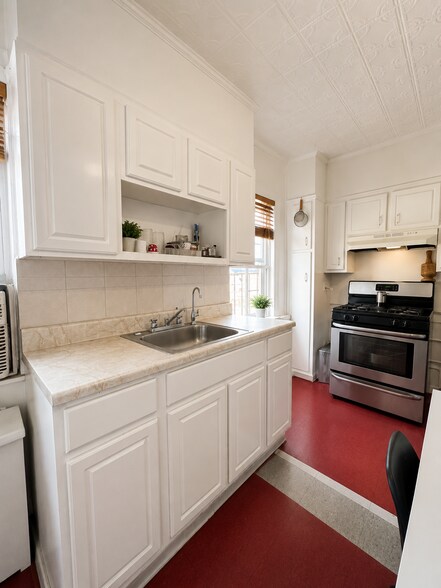More Photos Of 9625 95th Ave, Ozone Park Flex For Sale