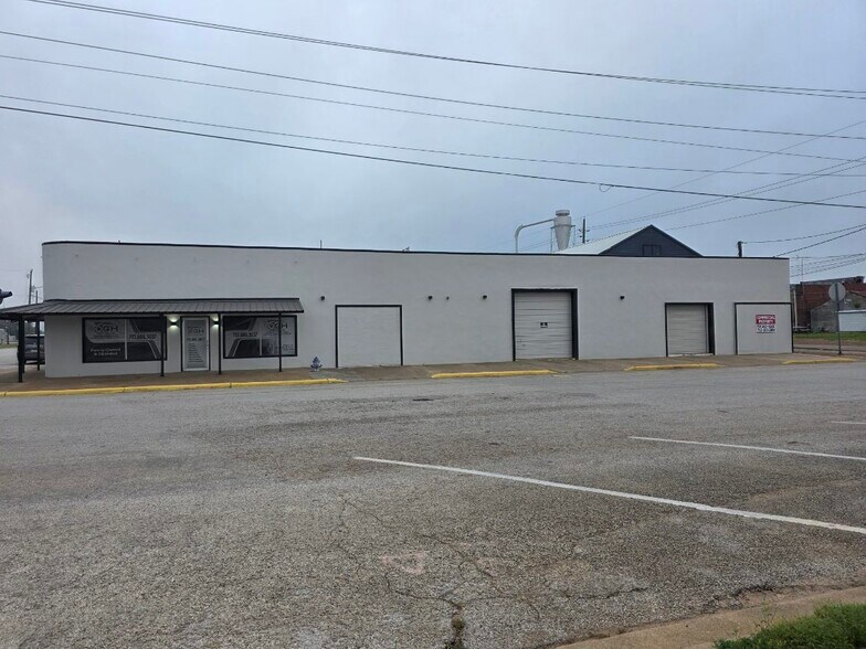 More Photos Of 201 W Front St, Sealy Light Distribution For Sale