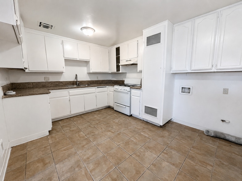 More Photos Of 1316 E California Ave, Bakersfield Apartments For Sale