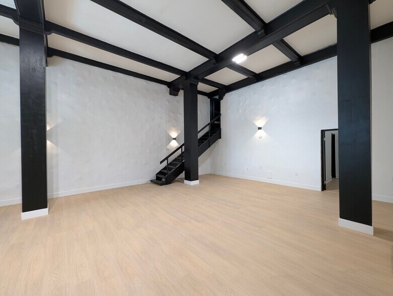 More Photos Of 1861 Whitley Ave, Los Angeles Apartments For Lease