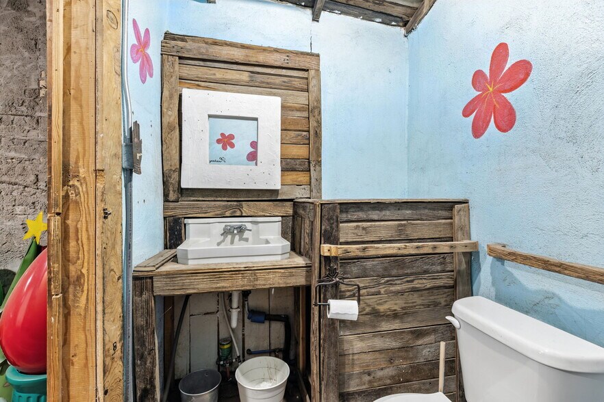 More Photos Of 100 W Murphy St, Alpine General Retail For Sale