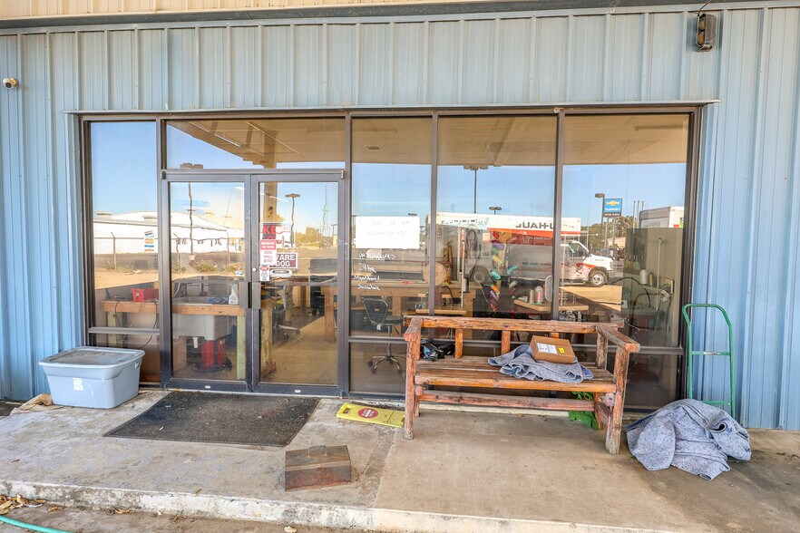 More Photos Of 1428 N Jefferson Ave, Mount Pleasant Freestanding For Sale