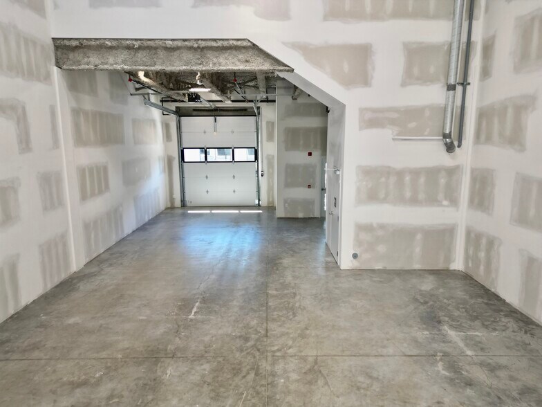 More Photos Of 2660 Barnet Hwy, Coquitlam Warehouse For Sale