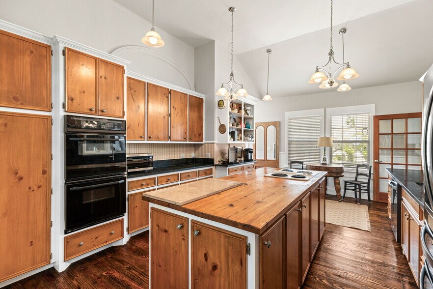 More Photos Of 2 FM 289, Comfort Specialty For Sale