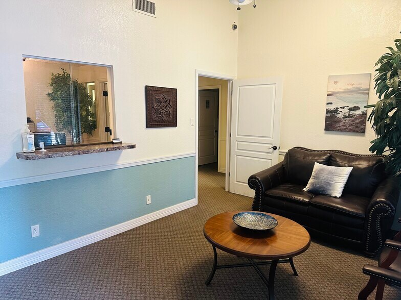 More Photos Of 376 W Main St, Lewisville Medical For Sale